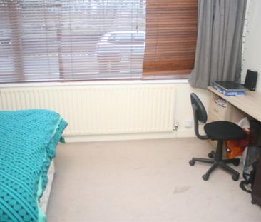To Let - Photo 3