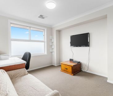 Exquisite Family Living in a Modern Luxury Home - Photo 5