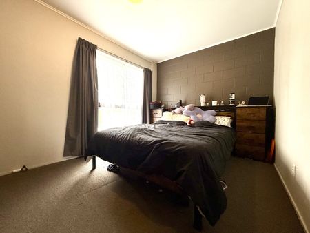 Fantastic Split Level 2 Bedroom Unit - Photo 3