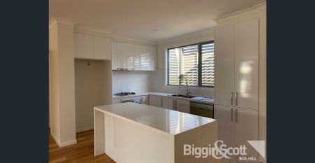 Spacious Three-Bedroom Townhouse for Lifestyle Living - Photo 2