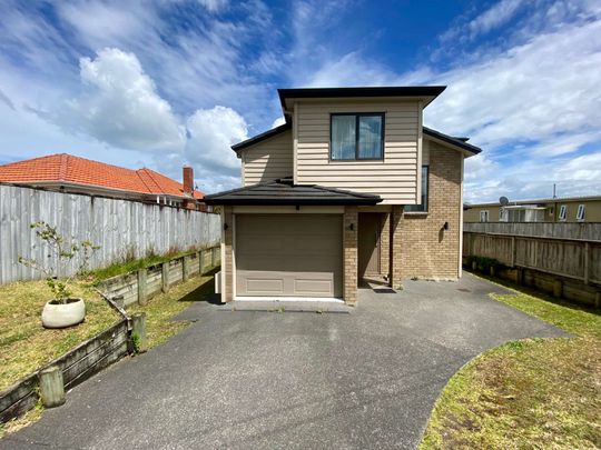 Spacious Family Home in Mount Roskill - Photo 1