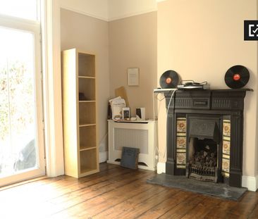 Bright room in 4-bedroom apartment in Terenure, Dublin - Photo 4