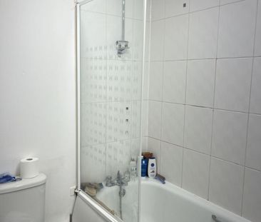 2 bed Apartment - To Let - Photo 4