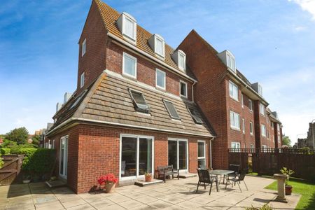 1 bedroom retirement property to rent - Photo 2