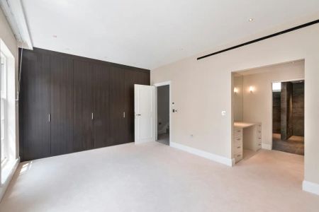 3 bedroom flat in London - Photo 3