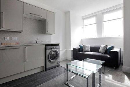 3 bedroom flat to rent - Photo 4