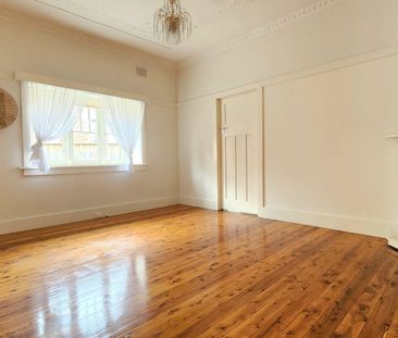 Pet-Friendly Californian Bungalow in Prime Location - Photo 5