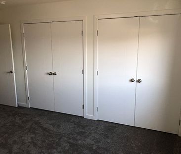 Kensington - 3 Bedroom/2.5 Bathroom - Upper Unit - 231 McArthur Cres - Photo 6