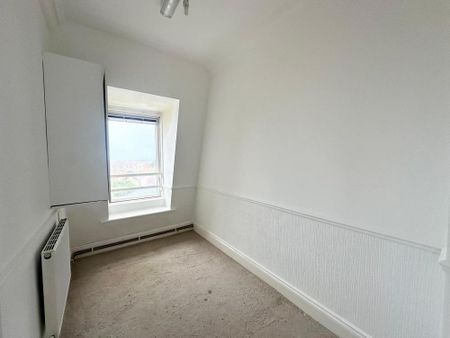 3 bedroom flat to rent - Photo 3