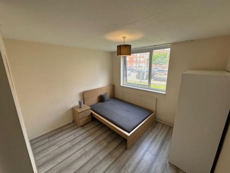 4 bedroom flat to rent - Photo 2