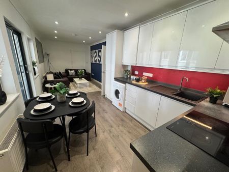 4 bedroom flat to rent - Photo 2