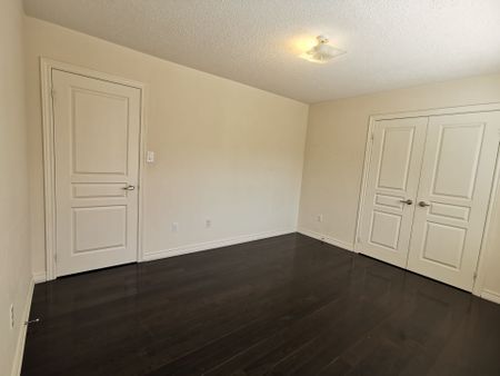 For Lease - 1140 Stuffles Crescent, Newmarket, Ontario - Photo 2