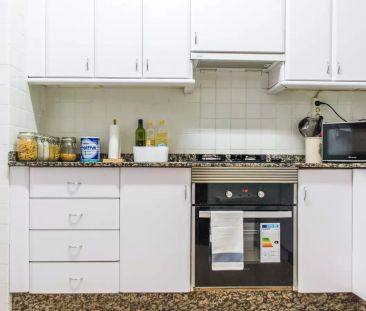 Room in a shared 5-bedroom apartment for rent in Russafa, perfect for professionals and students. - Foto 4