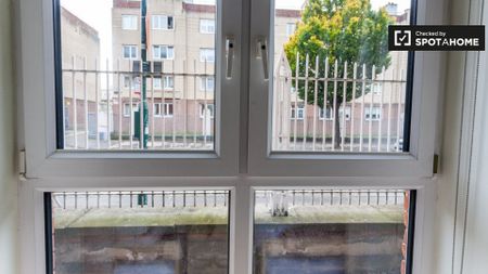 Bed in a twin room in a 2-bedroom flat in Silicon Docks - Photo 4