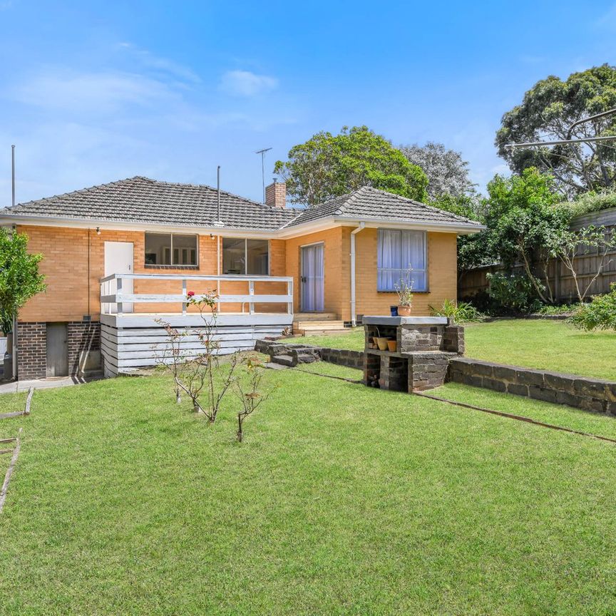 Newly Renovated Home in Sought After Pocket of Ashwood - 2 Living Spaces - Photo 1