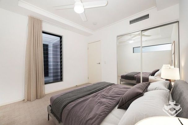 LUXURY 2 BED + STUDY APARTMENT IN PRIME CARINDALE LOCATION - Photo 1
