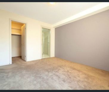 LARGE THREE BEDROOM GROUND FLOOR APARTMENT - Photo 3