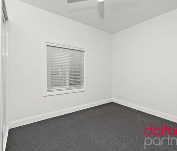 2 BEDROOM 1/2 HOUSE, FABULOUS LOCATION! - Photo 2