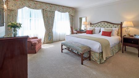 Luxury Three-Bedroom Apartment in Hyde Park Gate, Kensington, London SW7 - Photo 5