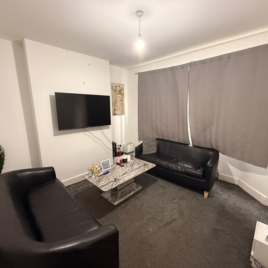 3 Bed Detached House, Dale Grove, NG2 - Photo 1