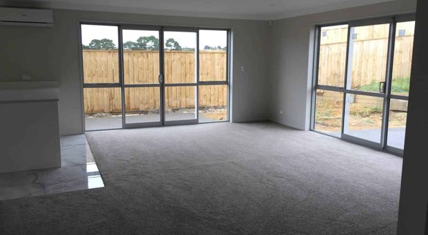 4 BEDROOM - 3 BATHROOM - GARAGE - Photo 1