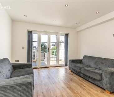 4 bedroom end of terrace house to rent - Photo 1