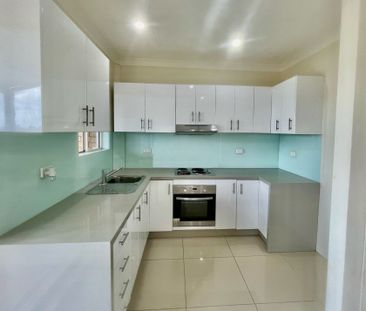 Renovated 3 Bedda with Ensuite & Balcony! - Photo 4