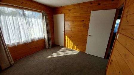 Sunny, warm 3 bedroom house - Photo 2