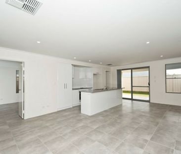 Spacious Family Home Close to Parks & Shops - Photo 5