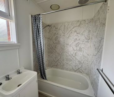 Sunny and cosy bedsit - Photo 4