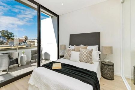 Ultra Convenient, Fully Furnished Executive Apartment - Photo 2