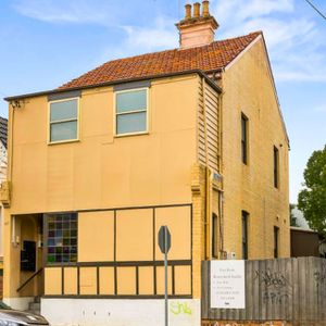 Fully furnished studio in a quiet, convenient Petersham location - Photo 2