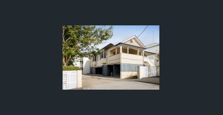 Bright Top-Floor Apartment in a Quiet, Convenient Location - Photo 2