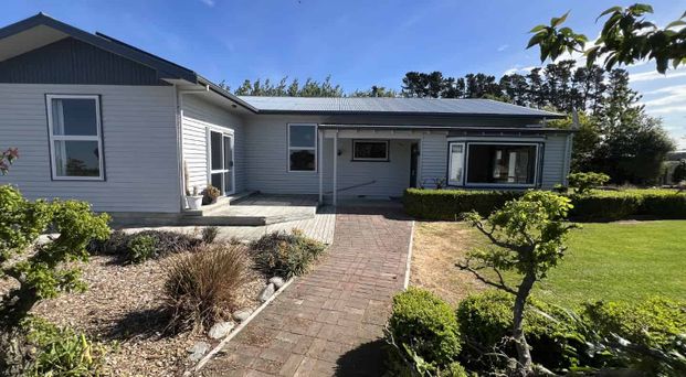 Country Home 4 Bed + Office - Photo 1