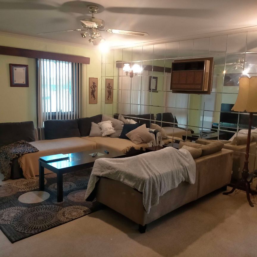 Gladstone Park - Photo 1