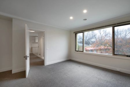 A historic townhouse with charm, character and Cathedral views. - Photo 2