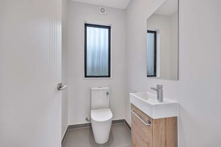 4 bedroom 3.5 Bathroom in Epsom - Photo 5