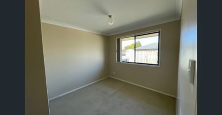 3 BEDROOM UNIT IN QUIET NEIGHBOURHOOD - Photo 2