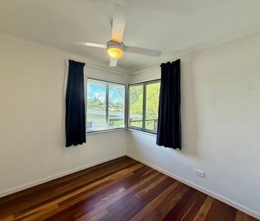 Beautifully Renovated Home-3 Bedroom house (Water & Gardening Inclu... - Photo 2