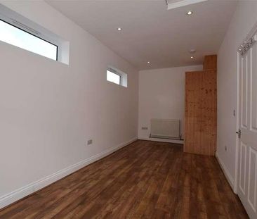 Salisbury Road, Romford, RM2 - Photo 5
