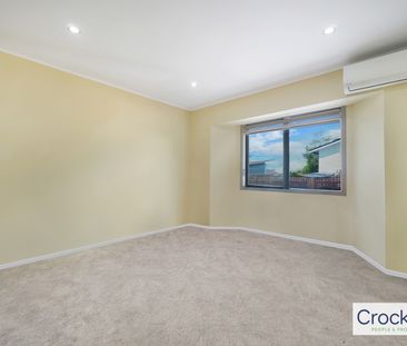 Charming freshly renovated 3 bedroom house in New Lynn! - New floor... - Photo 6