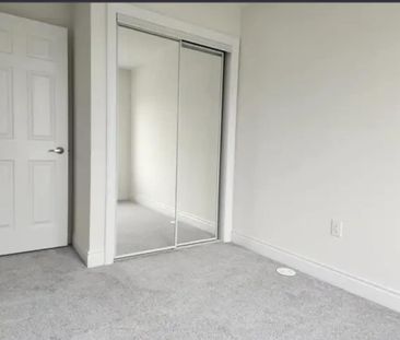 4 bedroom townhouse Oshawa - Photo 2
