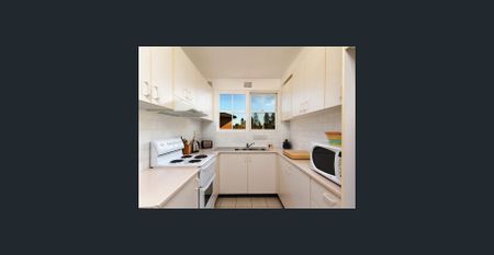 Spacious and sun filled apartment in a family friendly complex - Photo 4