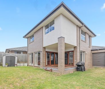 Exquisite Family Living in a Modern Luxury Home - Photo 5