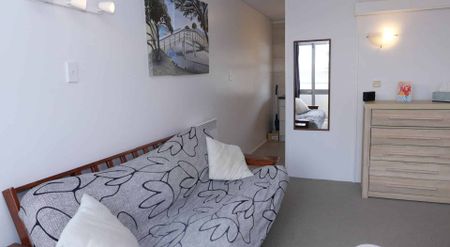 Ground Floor Studio Apartment – Prime Location - Photo 2