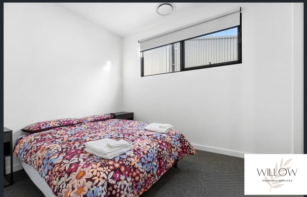 Executive Living at Its Finest – Fully Furnished Townhouse - Photo 1