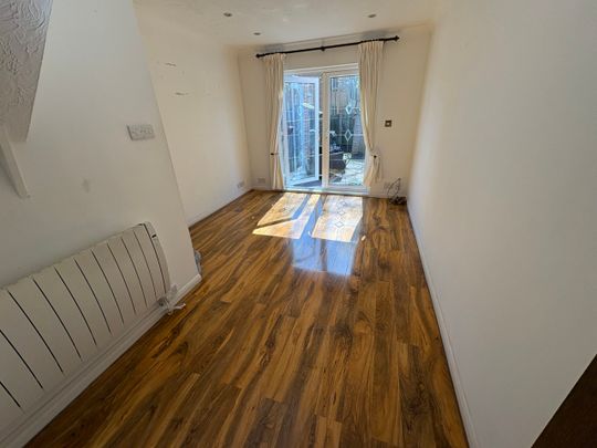 Robins Close, Uxbridge, UB8 2LF - Photo 1