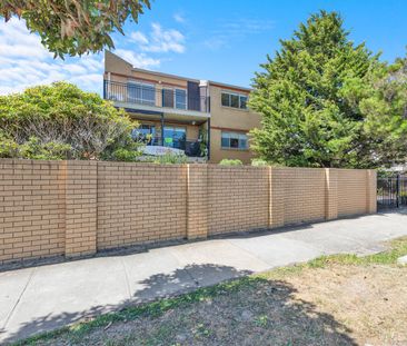 Top Floor Apartment with Stunning Bay Views - Photo 3