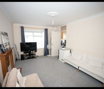 1 Bed Flat, Bullar Road, SO18 - Photo 2
