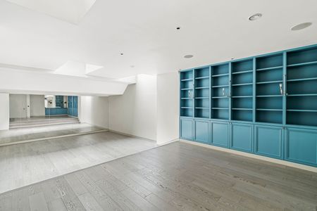 A modern, impeccably designed penthouse apartment in Kensington - Photo 3